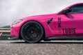 「HKSTUDIE WHEEL F01」は、クラシカルメッシュを彷彿とさせるデザインが特徴の鍛造1ピースホイールだ。サイズは前9.5J×20インチ、後10.5J×21インチと、純正オプション（Mパフォーマンス）と同等となる。また、エキゾーストシステムや減衰力30段階調整付き車高調も、同様にHKSTUDIE製となる。