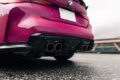 「HKSTUDIE WHEEL F01」は、クラシカルメッシュを彷彿とさせるデザインが特徴の鍛造1ピースホイールだ。サイズは前9.5J×20インチ、後10.5J×21インチと、純正オプション（Mパフォーマンス）と同等となる。また、エキゾーストシステムや減衰力30段階調整付き車高調も、同様にHKSTUDIE製となる。
