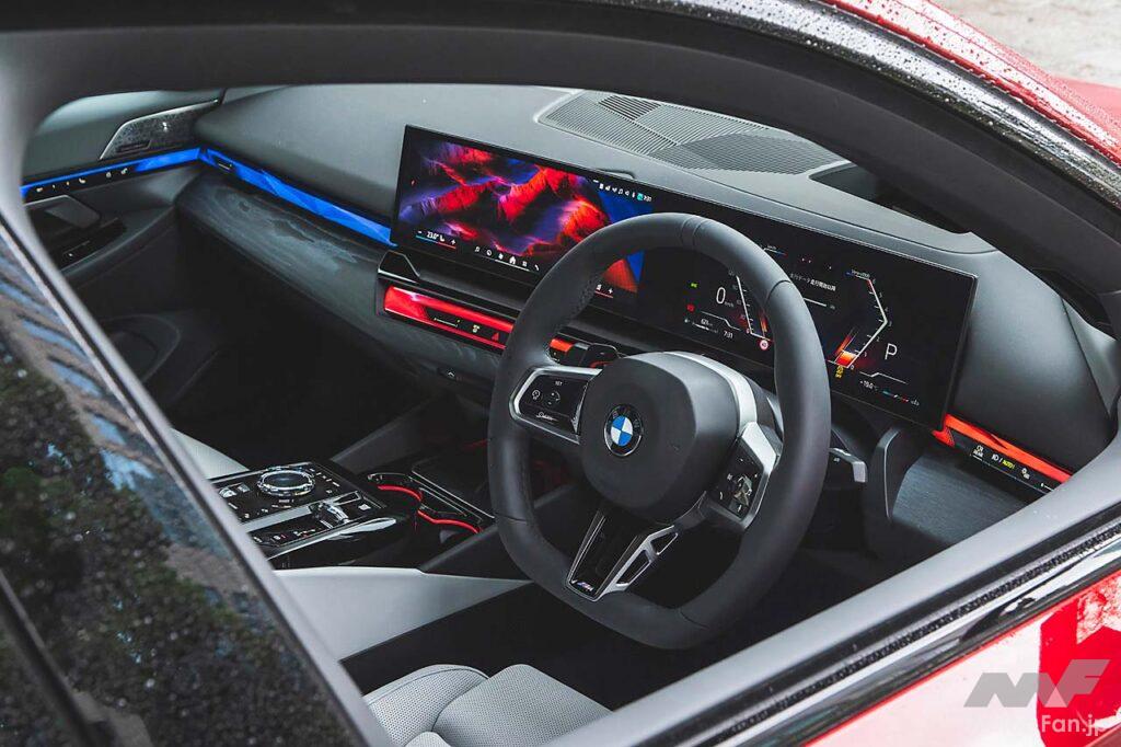 視線移動の少ないセンターの14.9インチコントロールディスプレイと運転席正面の12.3インチインフォメーションディスプレイを採用。モダンな内装に仕上げている。