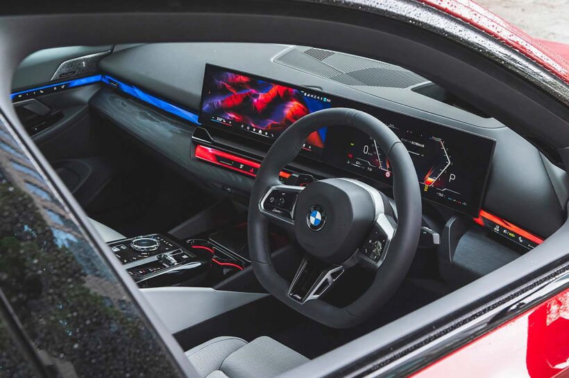 視線移動の少ないセンターの14.9インチコントロールディスプレイと運転席正面の12.3インチインフォメーションディスプレイを採用。モダンな内装に仕上げている。