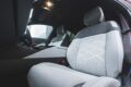 視線移動の少ないセンターの14.9インチコントロールディスプレイと運転席正面の12.3インチインフォメーションディスプレイを採用。モダンな内装に仕上げている。