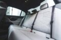 視線移動の少ないセンターの14.9インチコントロールディスプレイと運転席正面の12.3インチインフォメーションディスプレイを採用。モダンな内装に仕上げている。