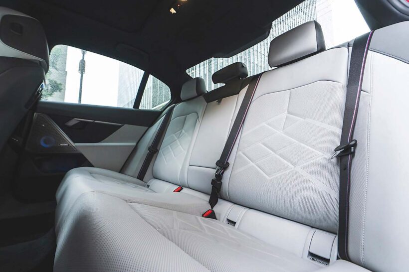視線移動の少ないセンターの14.9インチコントロールディスプレイと運転席正面の12.3インチインフォメーションディスプレイを採用。モダンな内装に仕上げている。