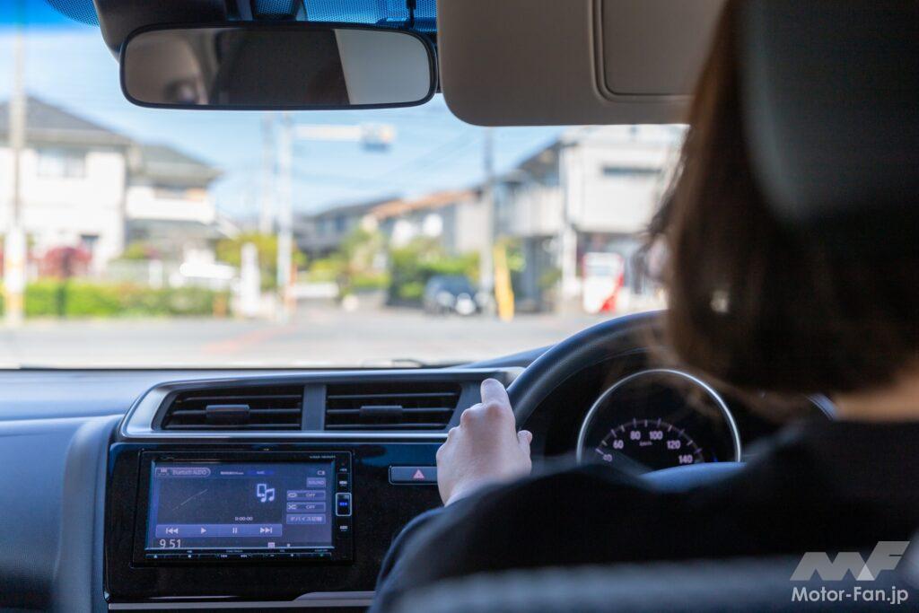 運転する女性