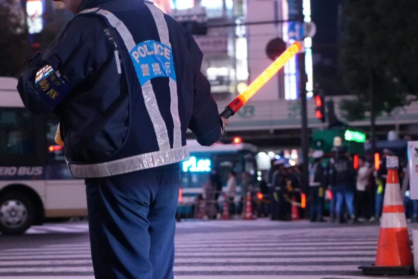 交通整理をする警察官