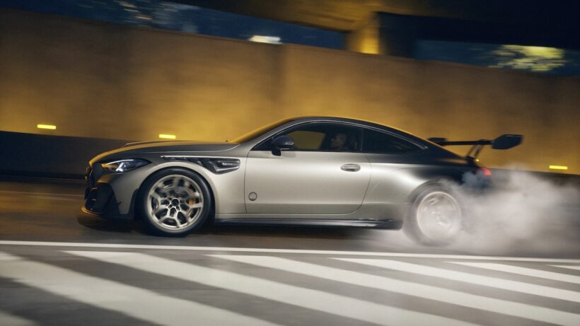 「メルセデス AMG CLE 646 シュペツィアルアンフェルティグング」の走行シーン。