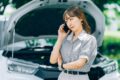 ロードサービスに連絡する女性