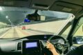 トンネルを運転するドライバー