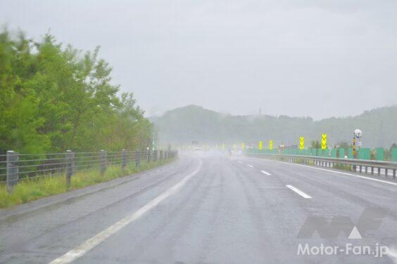 高速道路の雨