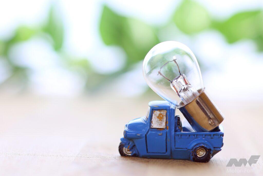 クルマがLEDを運んでいるイメージ