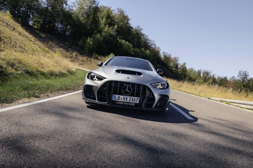 「メルセデス AMG CLE 646 シュペツィアルアンフェルティグング」の走行シーン。