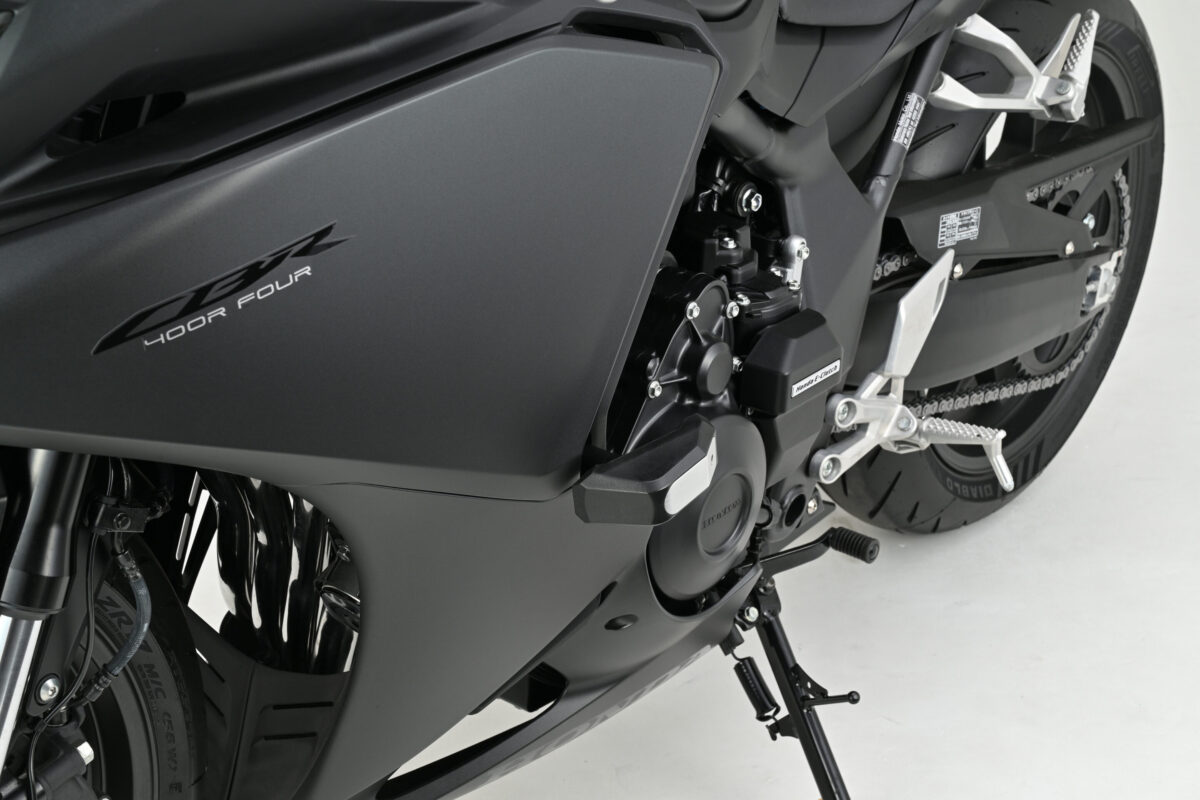 目立ちにくいサイズなのに転倒時の破損予防に役立つ！　ホンダの新型4気筒「CBR400R FOUR E-Clutch」専用エンジンプロテクター【デイトナ】