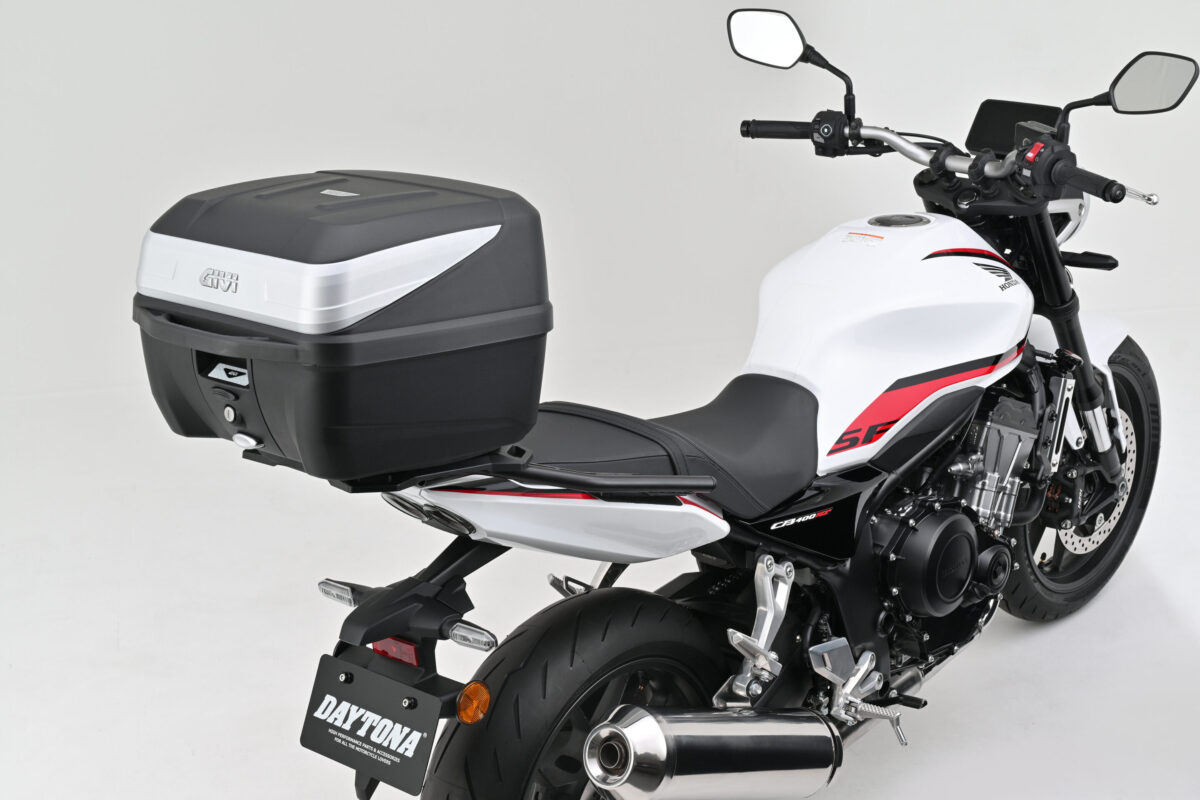 新型ホンダCB400SF('26)の新製品。トップケース対応のリアキャリア2種類。エンジン周りを保護するプロテクター2種類【デイトナ】