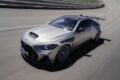 「メルセデス AMG CLE 646 シュペツィアルアンフェルティグング」の走行シーン。