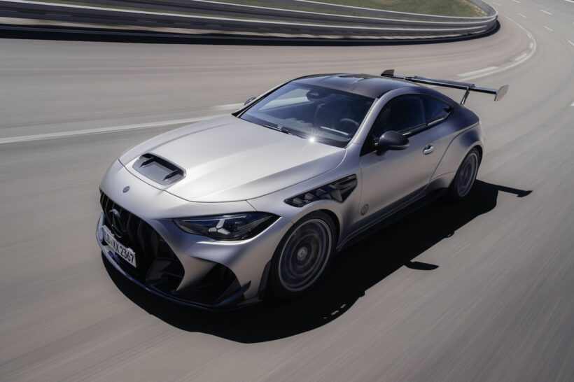 「メルセデス AMG CLE 646 シュペツィアルアンフェルティグング」の走行シーン。