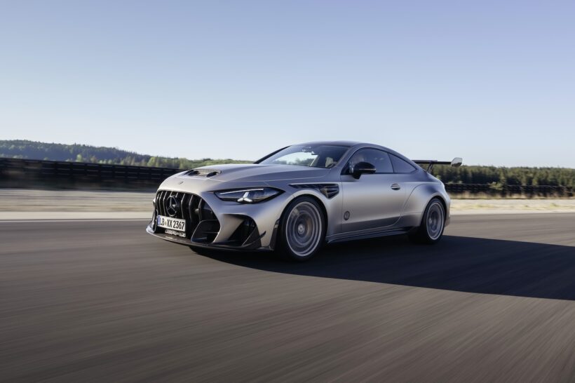 「メルセデス AMG CLE 646 シュペツィアルアンフェルティグング」の走行シーン。