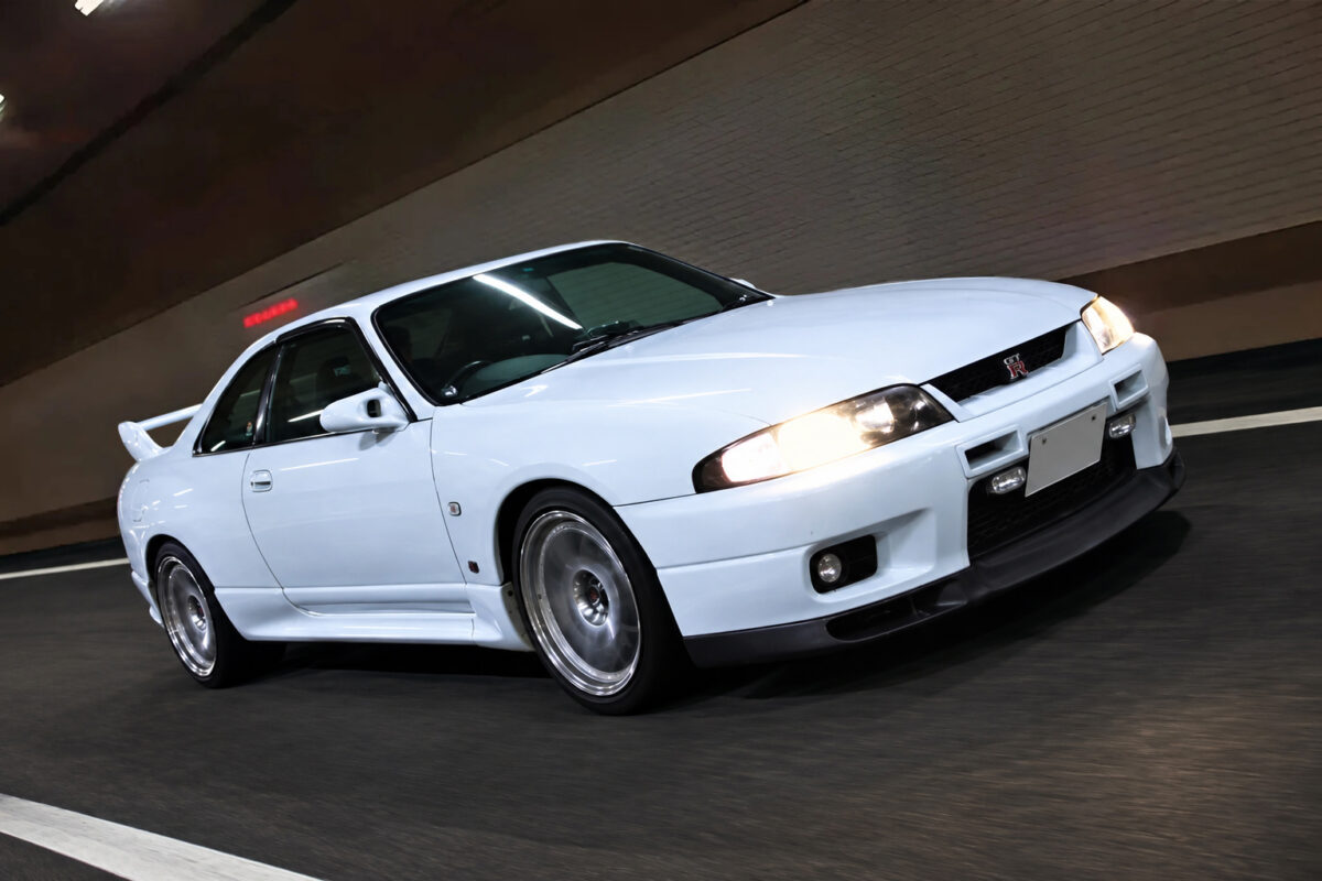 「これが王者GT-Rの戦闘力か！」車検対応で300キロ超えを実現するBCNR33の真実