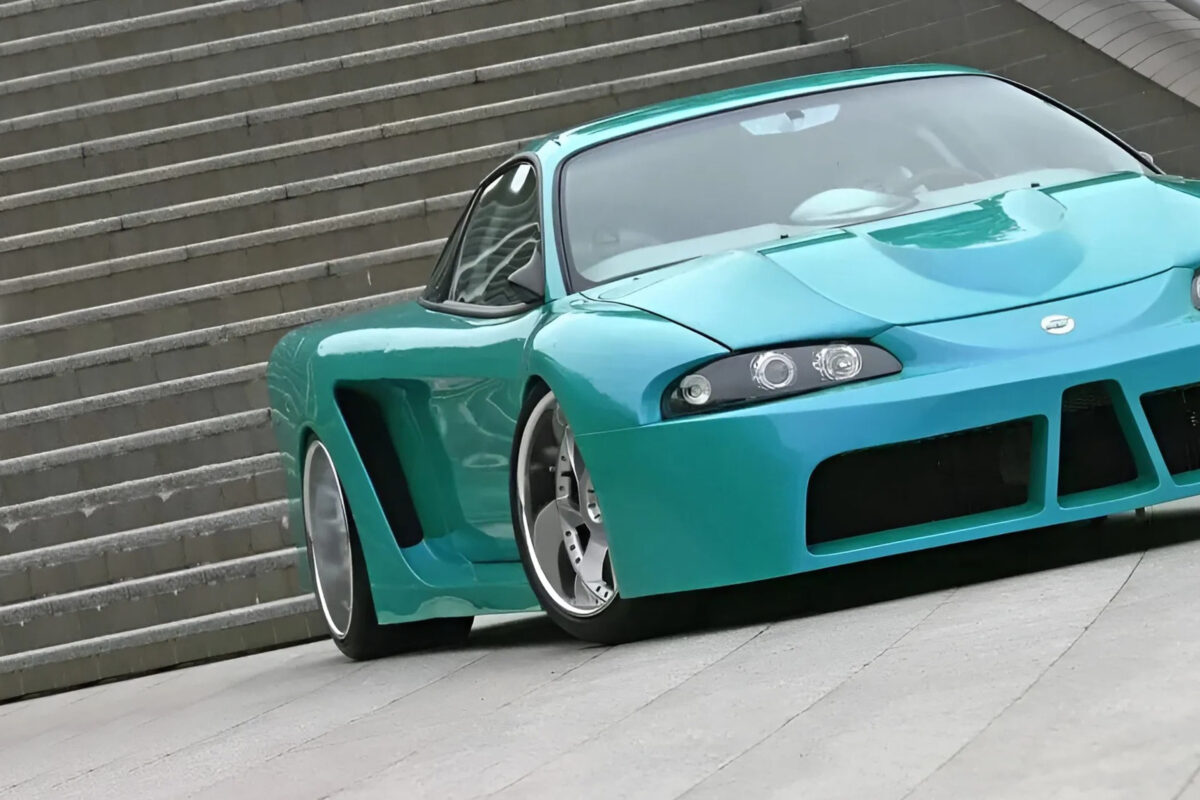「完全に車種不明」音と造形に振り切った原型崩壊カスタムカーがヤバすぎる！
