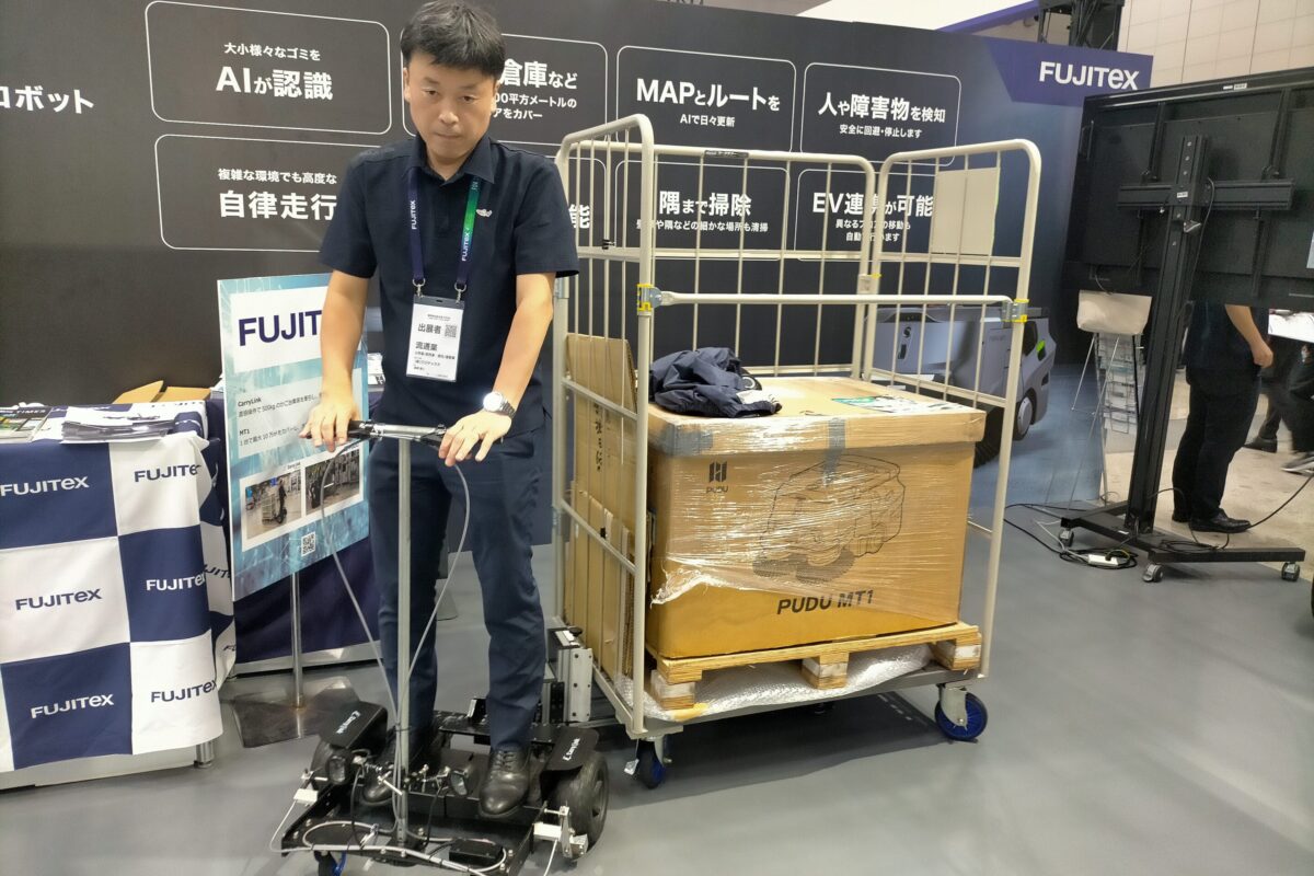 「セグウェイ」の技術を駆使して500kg＆250kgの荷物を牽引！　作業員の歩行負担を9割削減する最新の物流モビリティ【国際物流総合展2026】