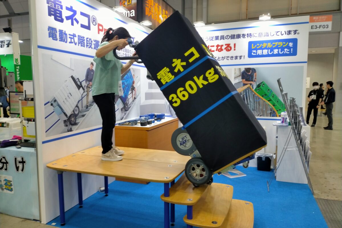 電動式の階段運搬車（昇り・降りの両方に対応）は最大積載量360kg！　3層アルミフレームで軽量化＆高耐久。安全装置も導入【国際物流総合展2026】