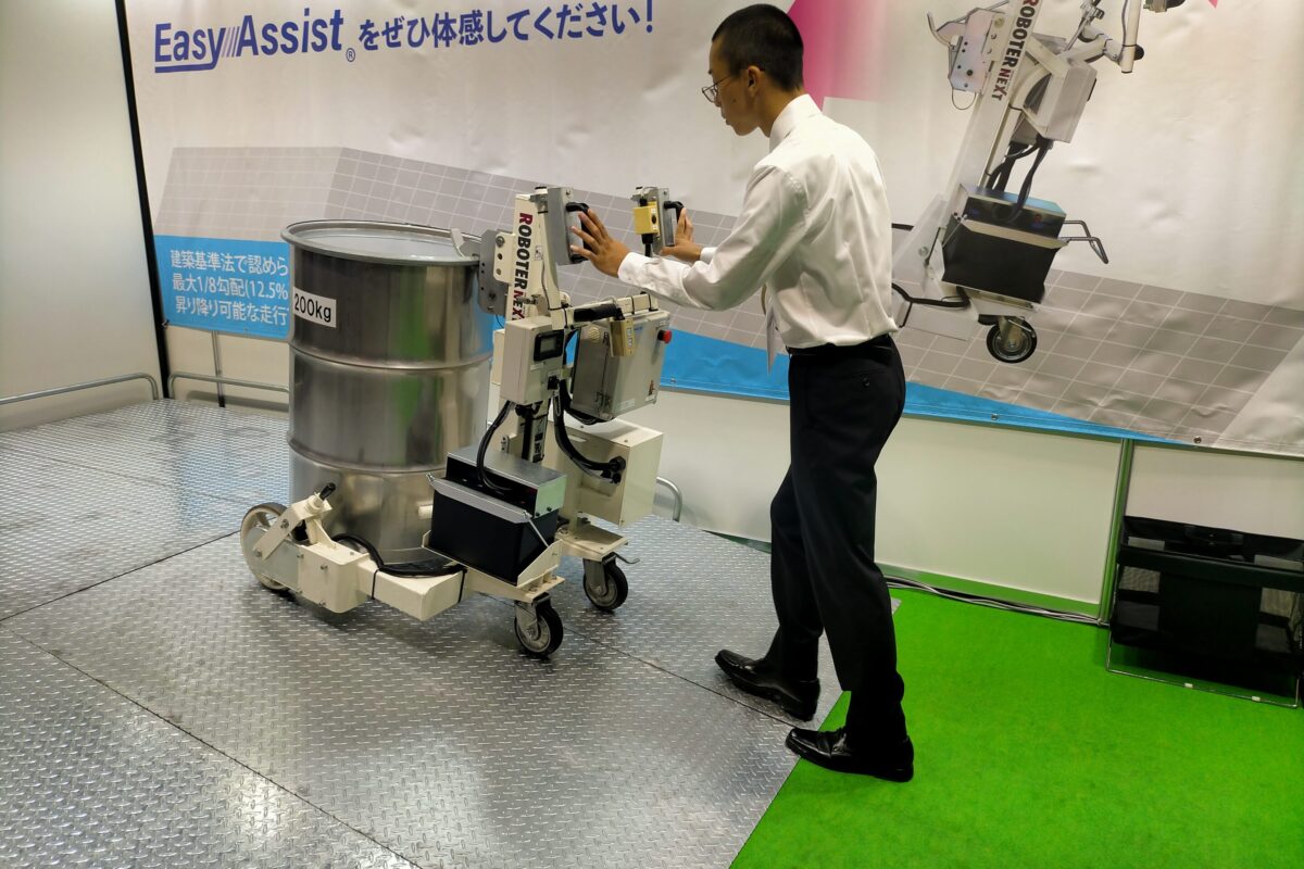 ドラム缶運搬の身体的負担を「自然な操作感覚」で大幅に軽減！　運搬機に“電動アシスト機能”を導入した次世代仕様【国際物流総合展2026】