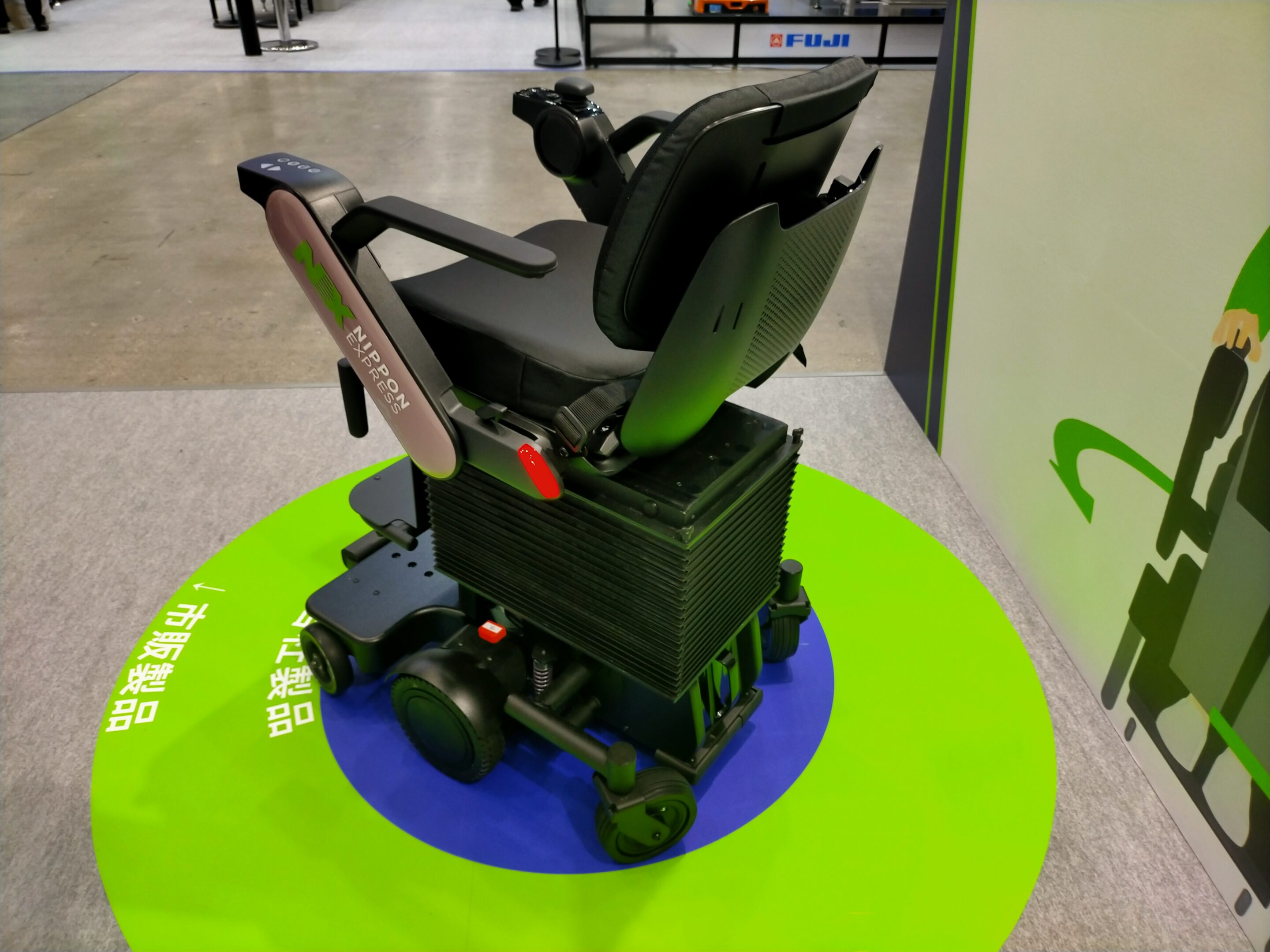 日本通運と電動車椅子メーカー「WHILL」が共同開発！ 座面が30cm昇降