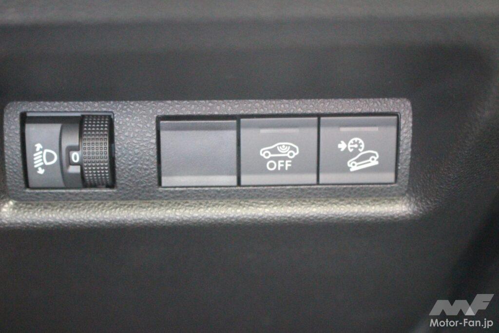 右側にヒルディセントコントロール用スイッチを配置