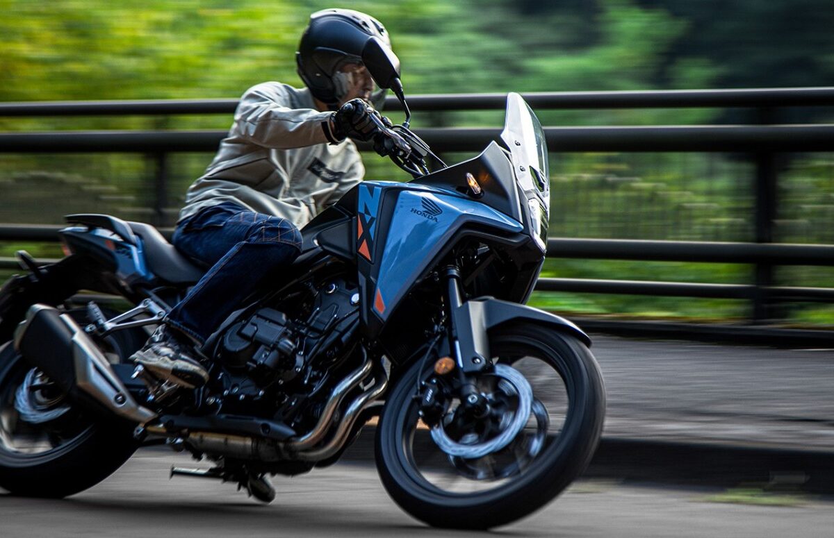 ホンダ・NX400 Eクラッチとは、安定感たっぷりのクラスレスアドベンチャーバイクである。