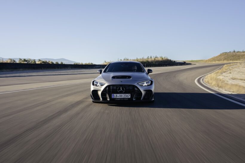 「メルセデス AMG CLE 646 シュペツィアルアンフェルティグング」の走行シーン。