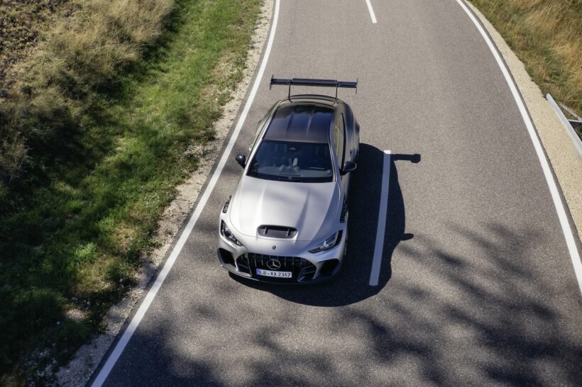 「メルセデス AMG CLE 646 シュペツィアルアンフェルティグング」の走行シーン。
