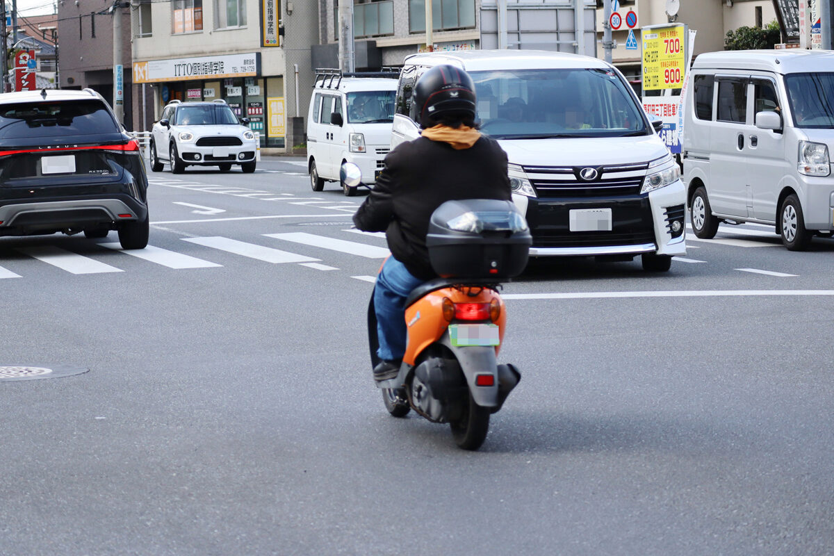 バイクの右直事故はなぜ多い？「見えているのに曲がる」右折車から身を守る方法とは？