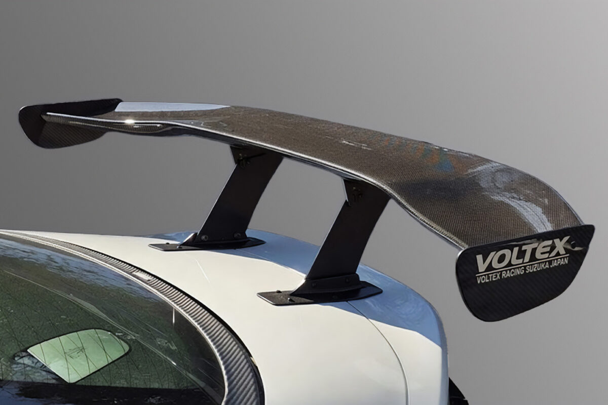 「この“デカ羽根”で保安基準適合!?」トラストがVOLTEXコラボのGR86／BRZ用GTウイングを発売