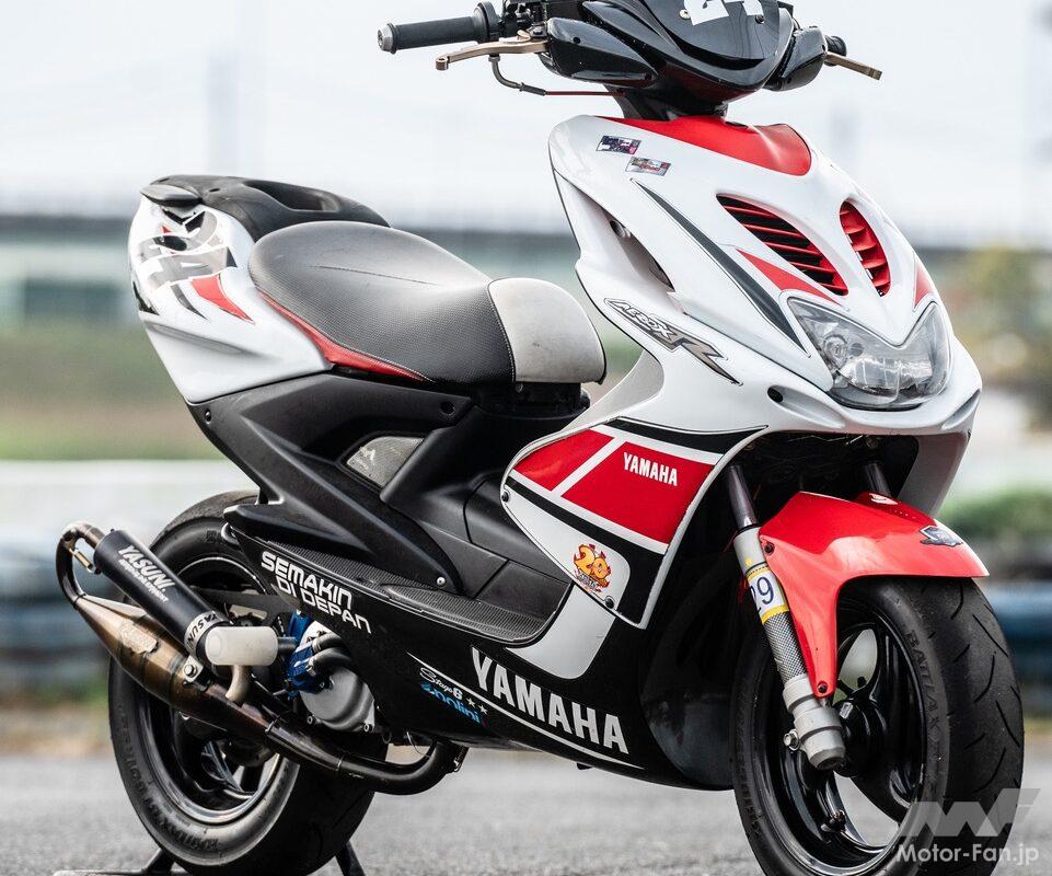 リアルすぎるカラーリングとデカールでヤマハ系レーシングマシンの佇まいを獲得！【YAMAHA AEROX 50】