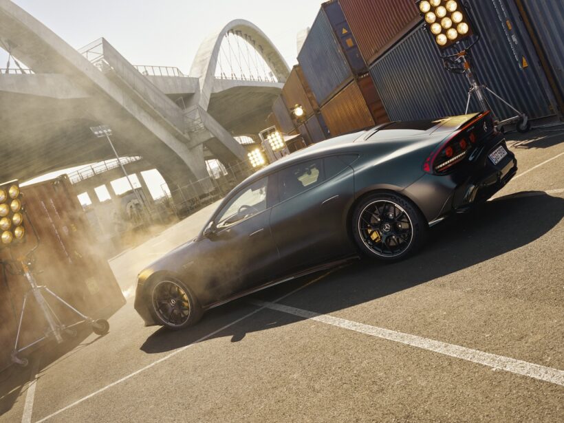 「メルセデス AMG GT 4ドアクーペ」をドライブした、ブラッド・ピット。