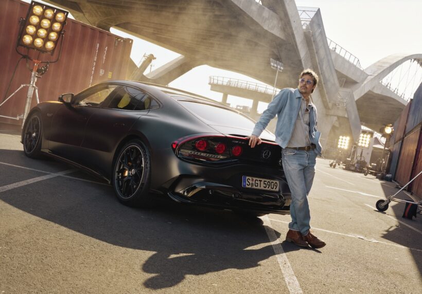 「メルセデス AMG GT 4ドアクーペ」をドライブした、ブラッド・ピット。