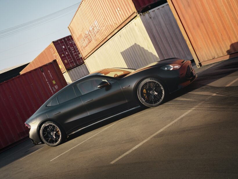 「メルセデス AMG GT 4ドアクーペ」をドライブした、ブラッド・ピット。