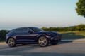 「アストンマーティン DBX GT」の走行シーン。