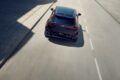 「アストンマーティン DBX GT」の走行シーン。