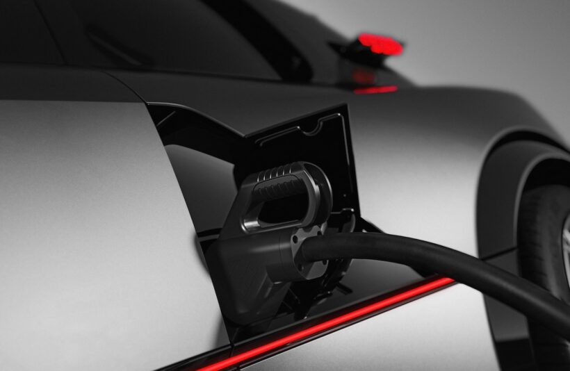 フル電動スポーツ「プジョー E-T16 E-T16 コンセプト」の充電シーン。