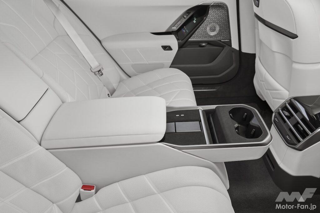 リヤシートには、新たに「BMW Individual リヤコンソール」を搭載。2027年後半から7シリーズに設定される予定だ。