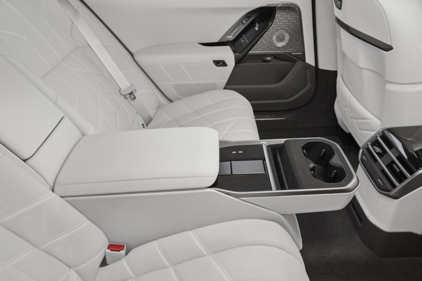 リヤシートには、新たに「BMW Individual リヤコンソール」を搭載。2027年後半から7シリーズに設定される予定だ。