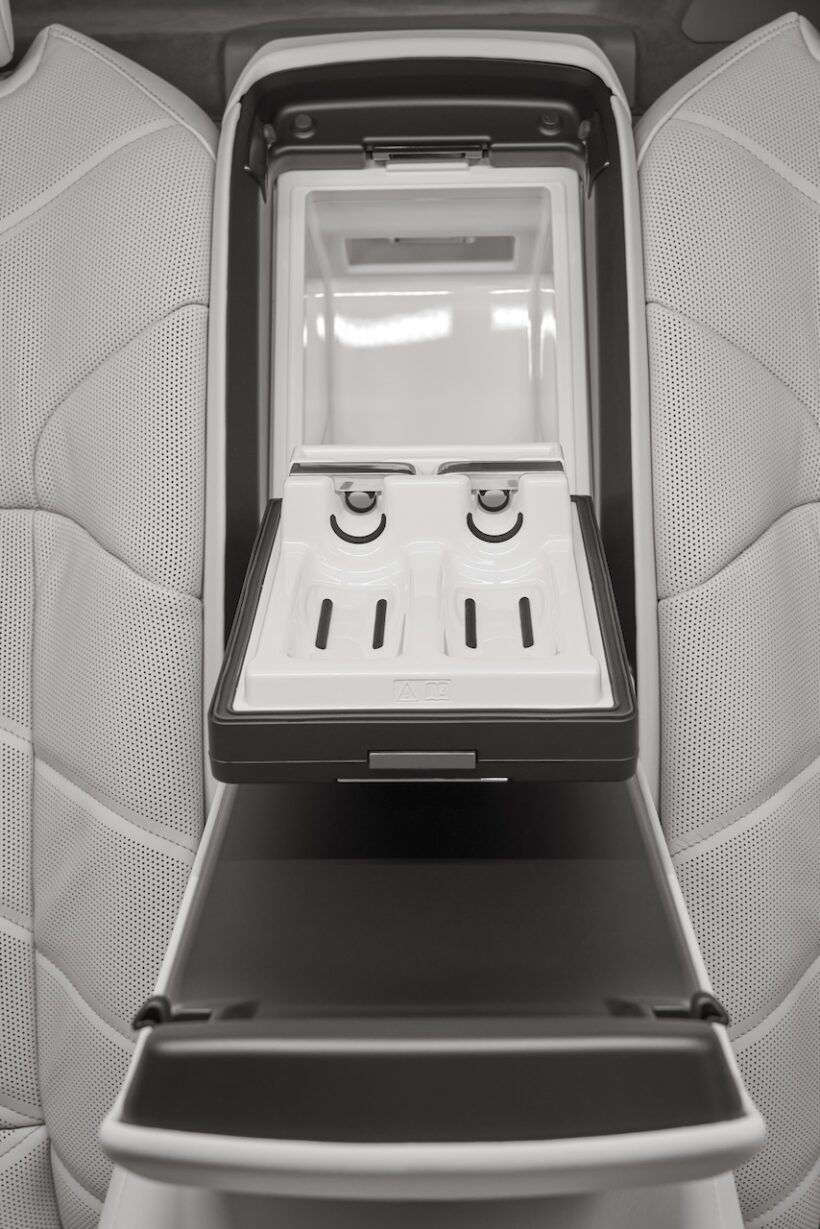 リヤシートには、新たに「BMW Individual リヤコンソール」を搭載。2027年後半から7シリーズに設定される予定だ。
