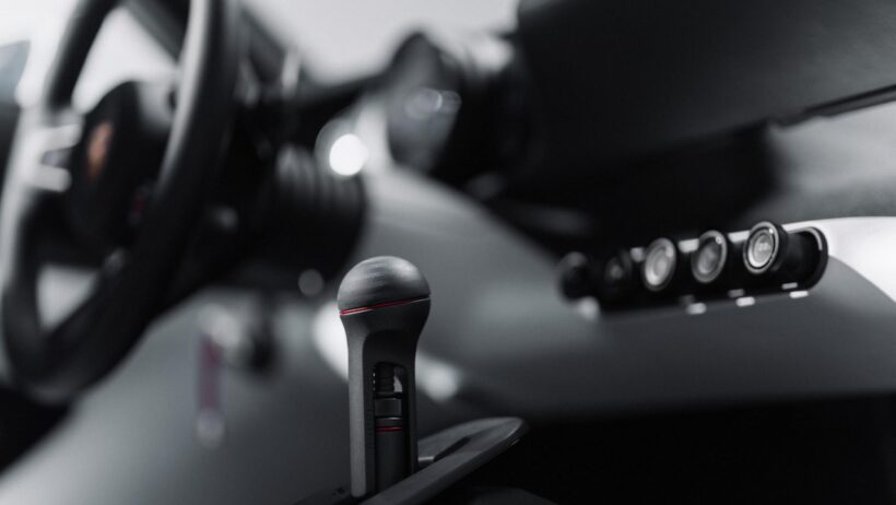 ミッドシップハイパースポーツ「ポルシェ ミッション S」のコクピット。