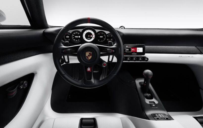 ミッドシップハイパースポーツ「ポルシェ ミッション S」のコクピット。