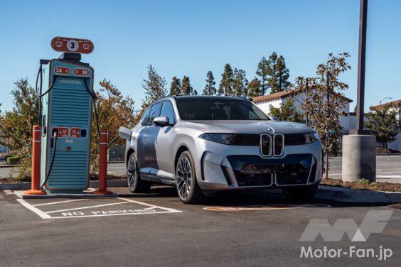 急速充電を行う「BMW iX5 60 xDrive」。