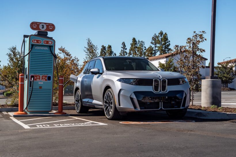 急速充電を行う「BMW iX5 60 xDrive」。
