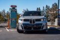 急速充電を行う「BMW iX5 60 xDrive」。
