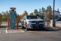 急速充電を行う「BMW iX5 60 xDrive」。