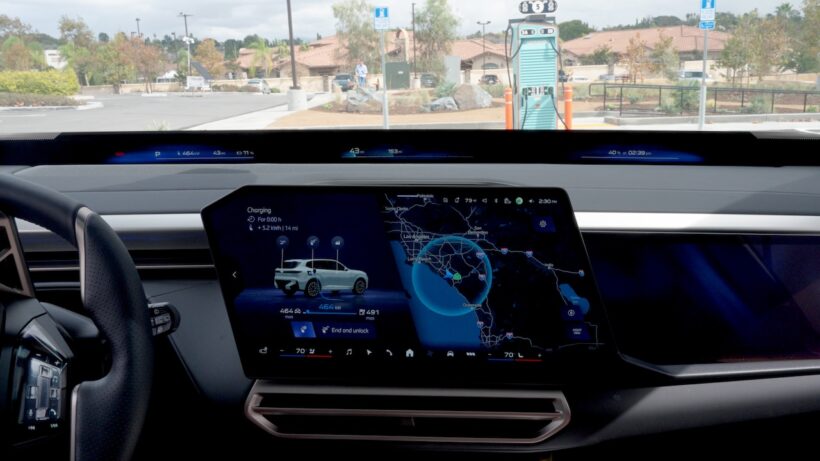充電中の「BMW iX5 60 xDrive」のディスプレイ表示。