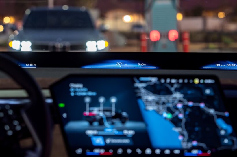 充電中の「BMW iX5 60 xDrive」のディスプレイ表示。